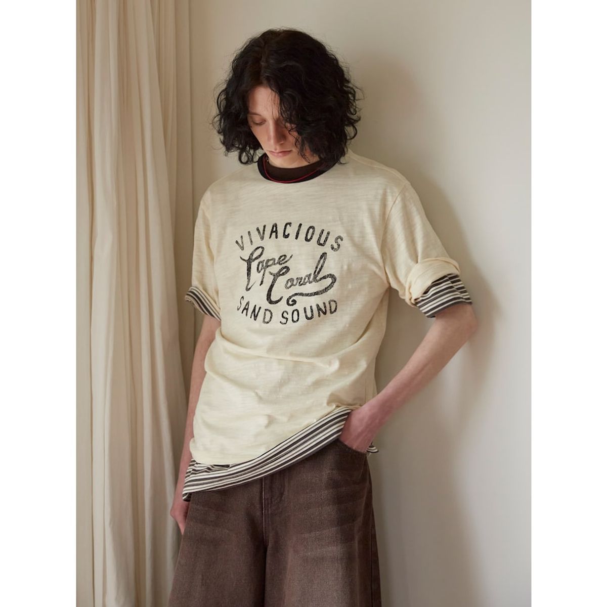 샌드 사운드(SAND SOUND) (UNISEX) 드로잉 그래픽 오버핏 반팔 링거 티셔츠  아이보리