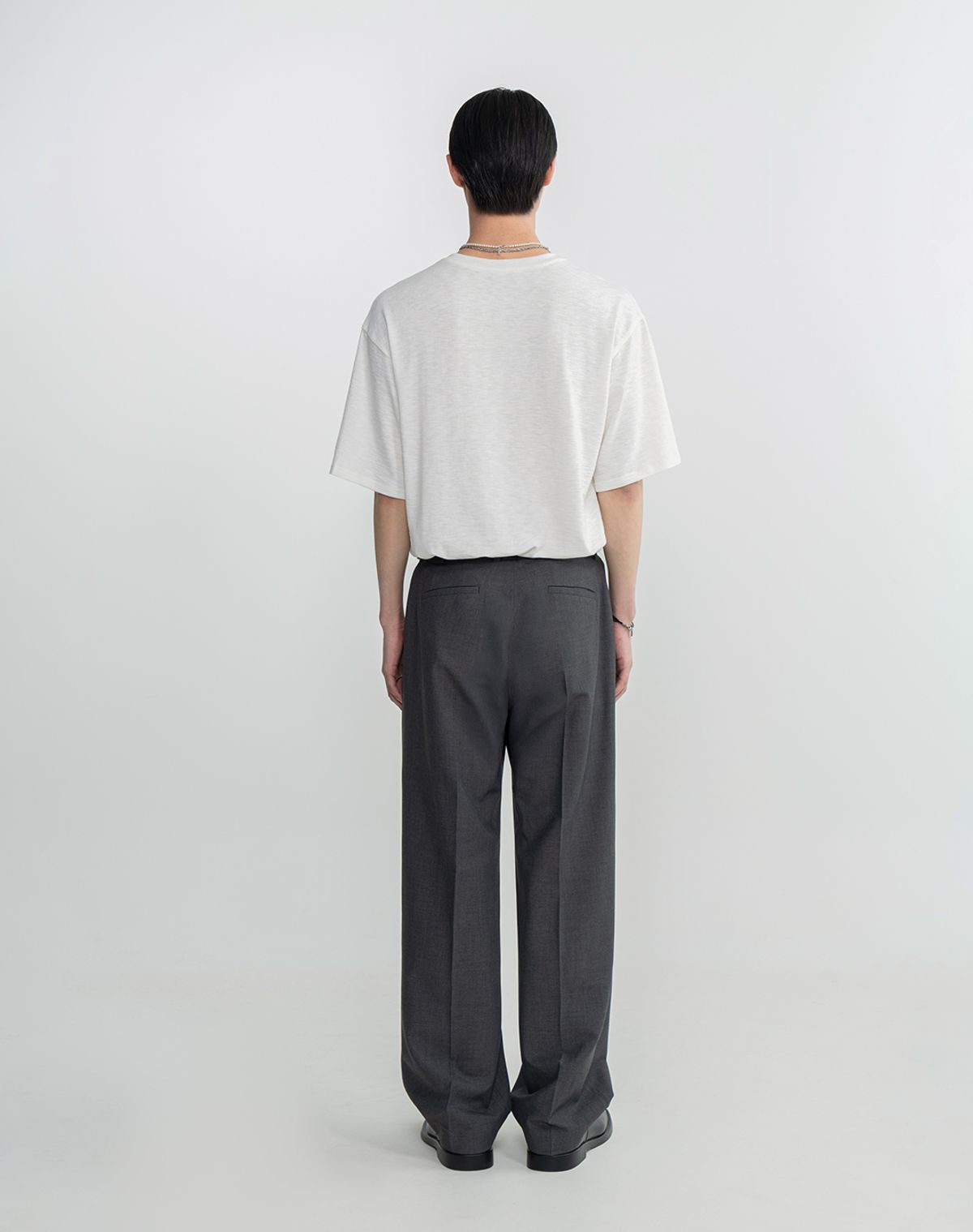 워크온바디오프(WORK ON BODY OFF) 쓰리버튼 세미 오버핏 헨리넥 숏 슬리브 [화이트]