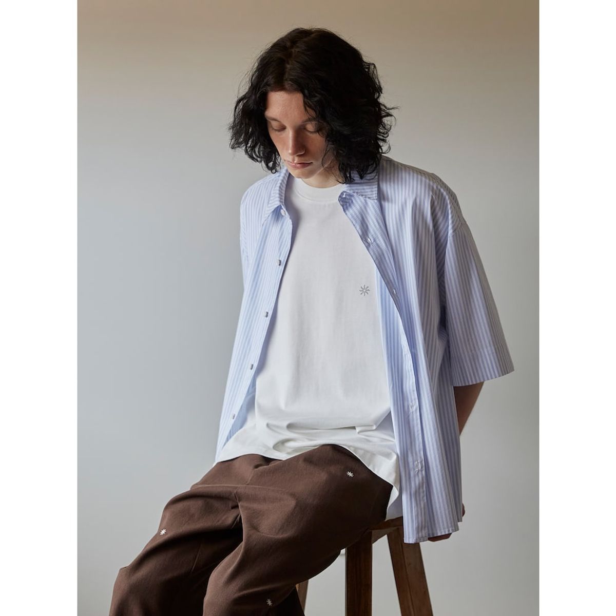 샌드 사운드(SAND SOUND) (UNISEX) 핀스트라이프 크롭 반소매 셔츠  라이트 블루