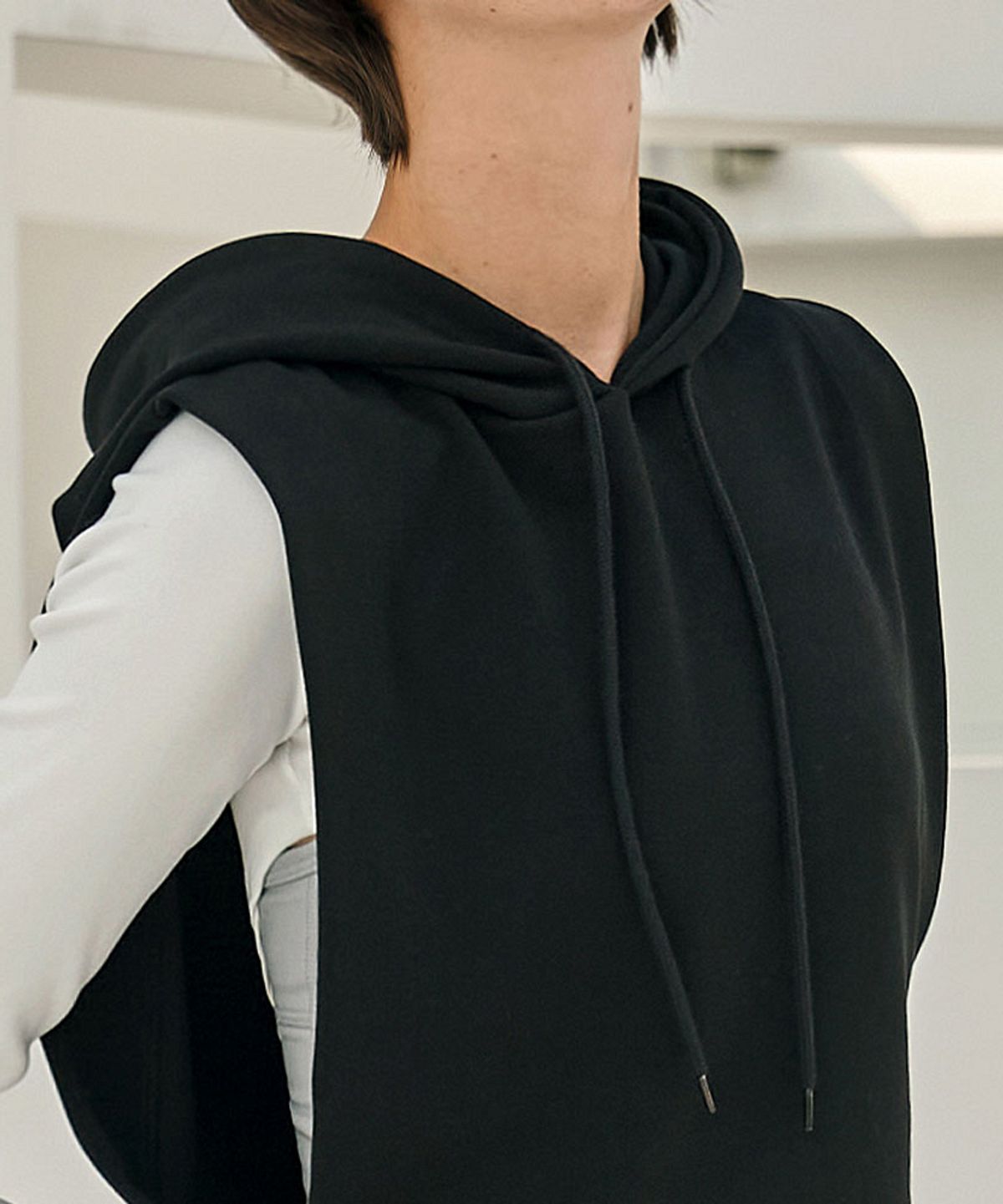 데비웨어(DEVIWEAR) 훌루 후드 슬리브리스 DEVI-T0115-블랙