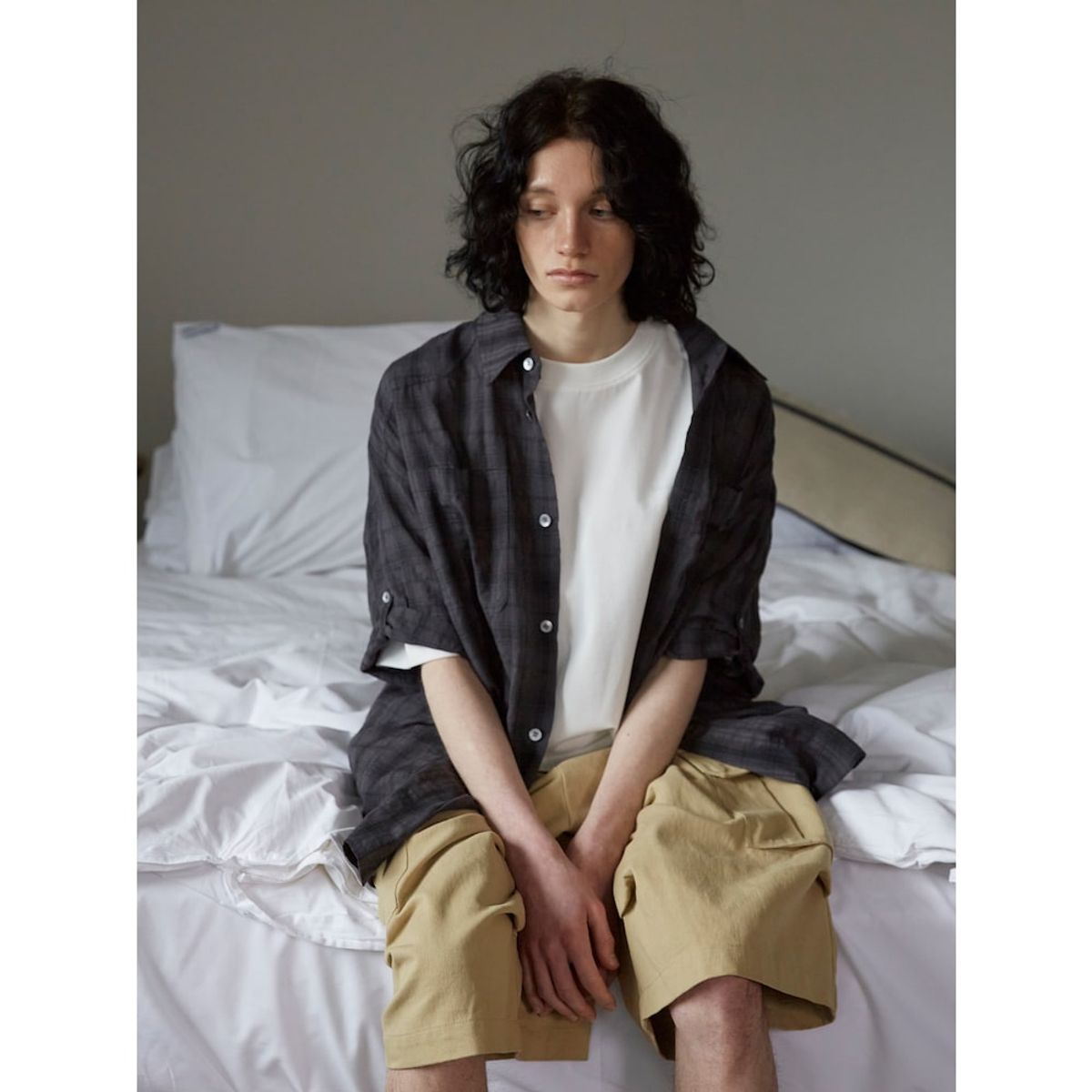 샌드 사운드(SAND SOUND) (UNISEX) 서커 체크 오버핏 반소매 셔츠  차콜