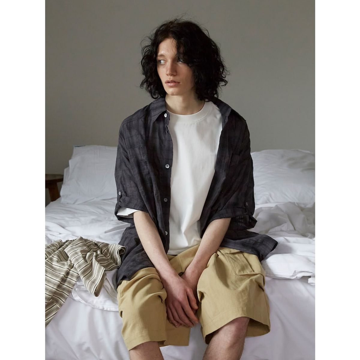 샌드 사운드(SAND SOUND) (UNISEX) 서커 체크 오버핏 반소매 셔츠  차콜