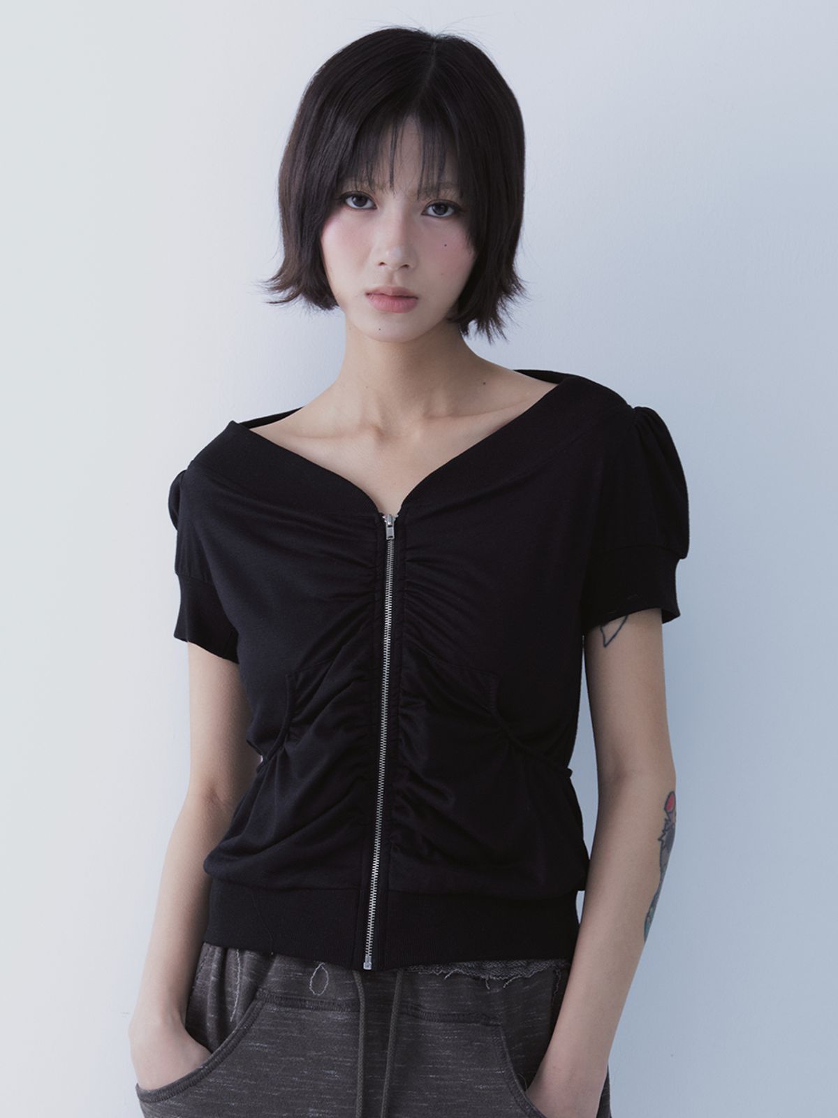 쎄쎄쎄(SETSETSET) ORBIT ZIP TOP BLACK