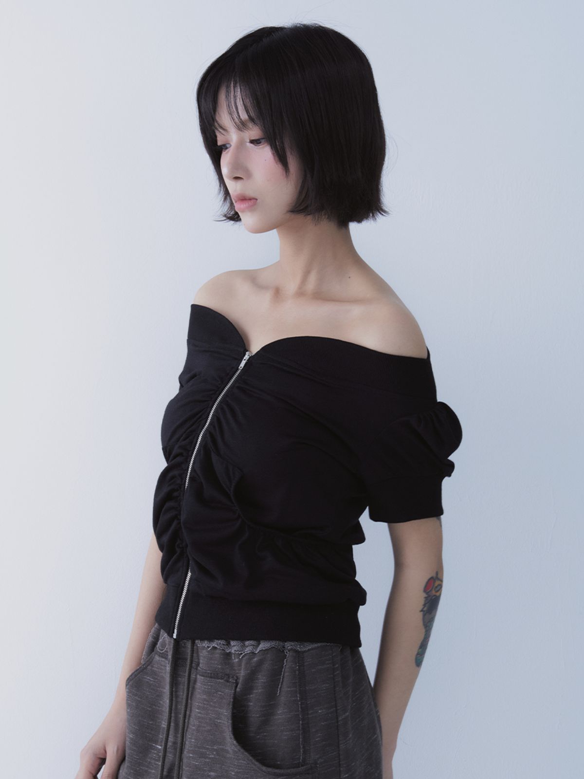 쎄쎄쎄(SETSETSET) ORBIT ZIP TOP BLACK