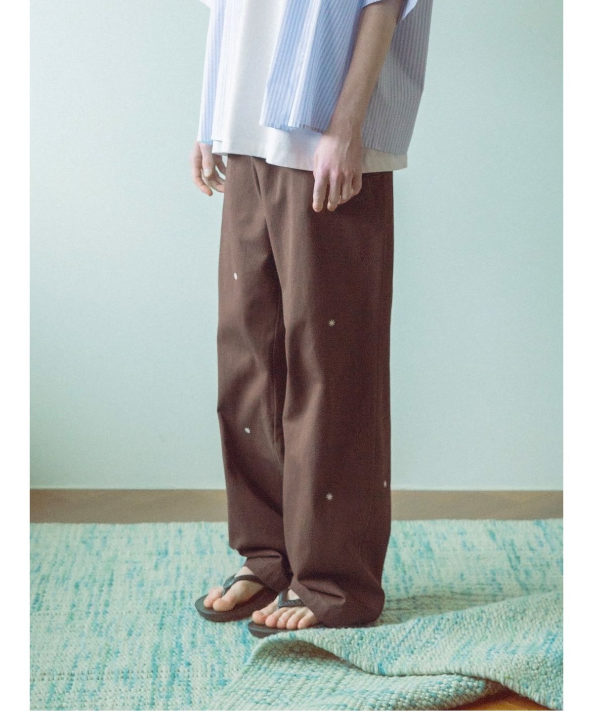 샌드 사운드(SAND SOUND) (UNISEX) 자수 디테일 코튼 팬츠  브라운
