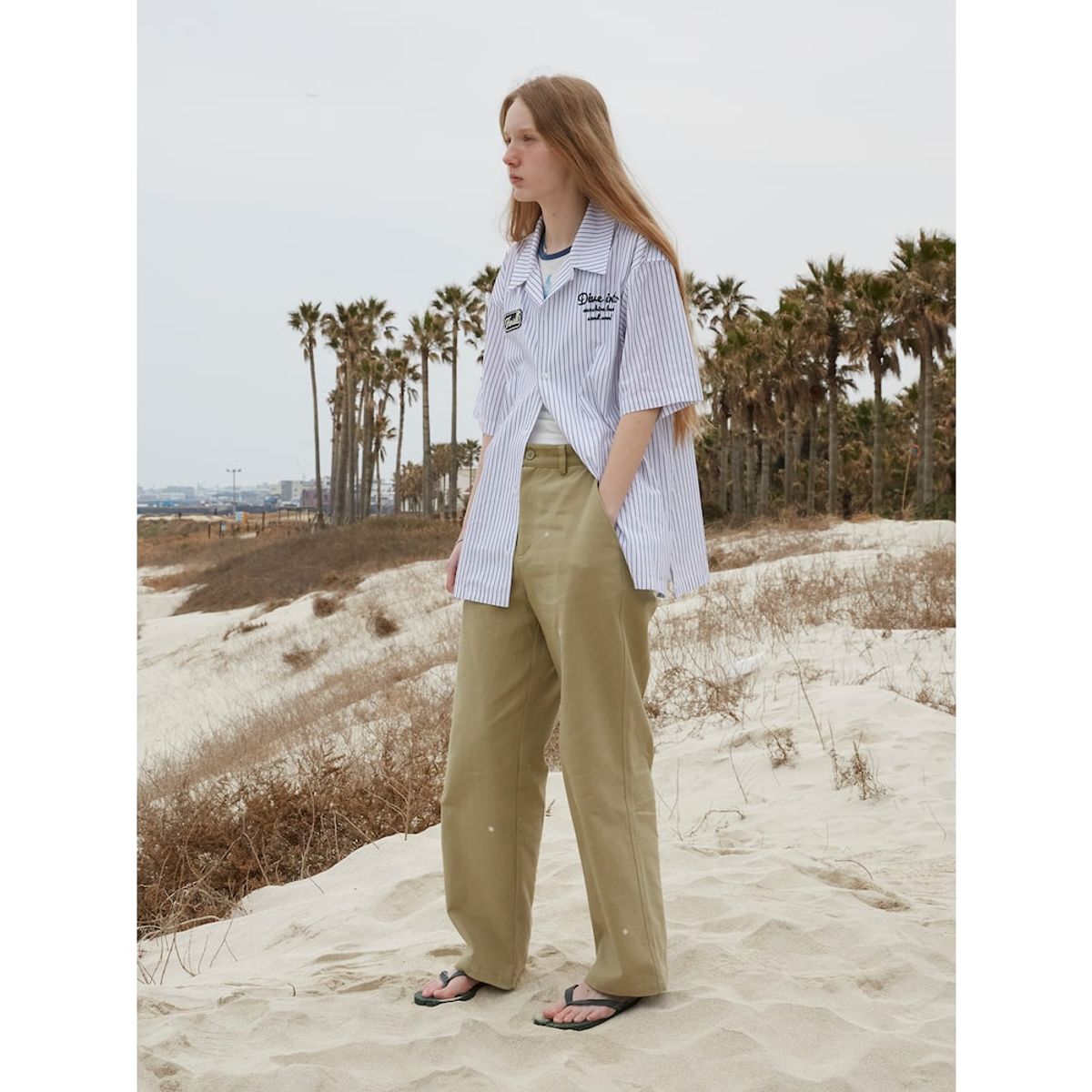 샌드 사운드(SAND SOUND) (UNISEX) 자수 디테일 코튼 팬츠  올리브