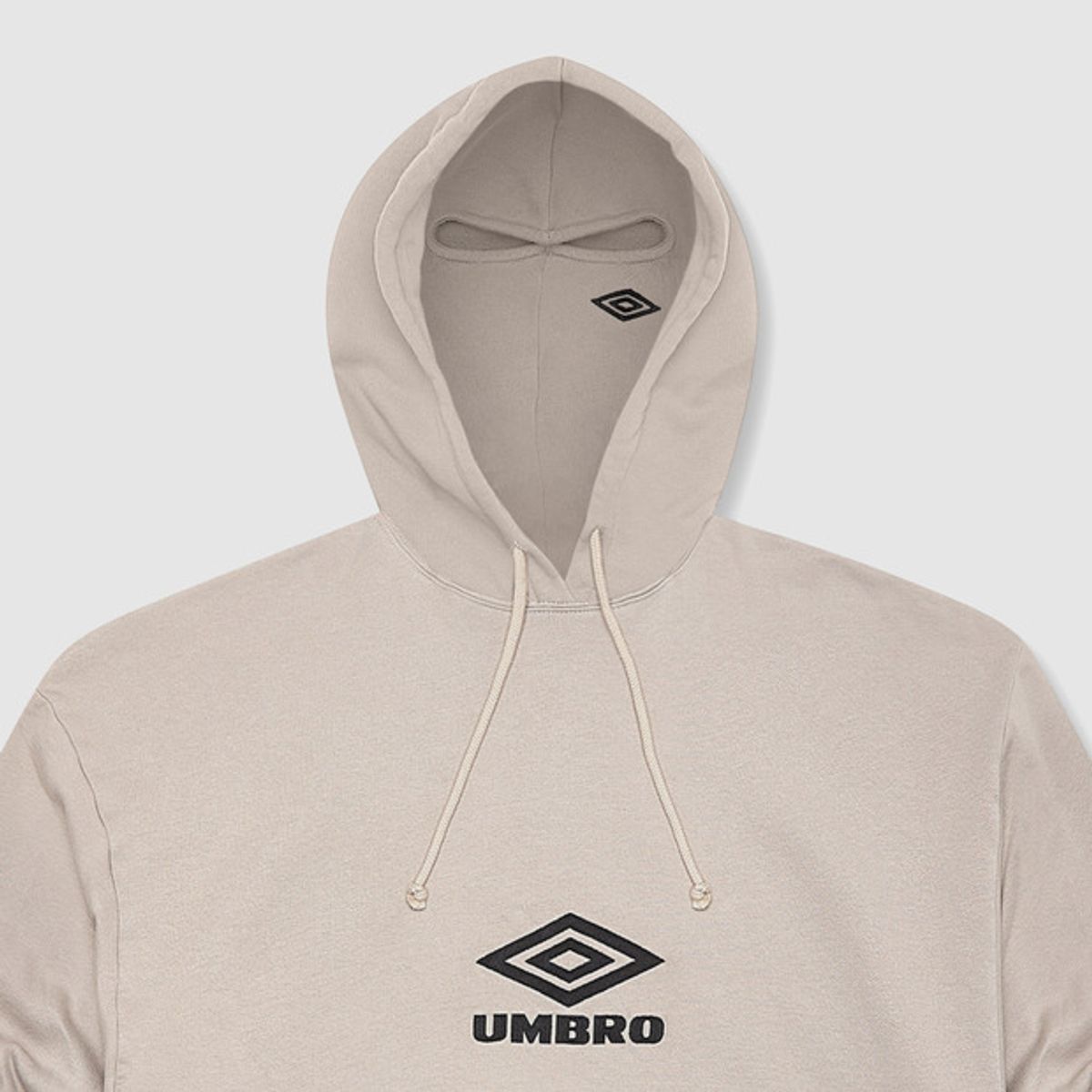 엄브로(UMBRO) [UMBRO X SLAM JAM] Og Logo 마스크 후드 티셔츠 아이보리(UQ111CHD37)