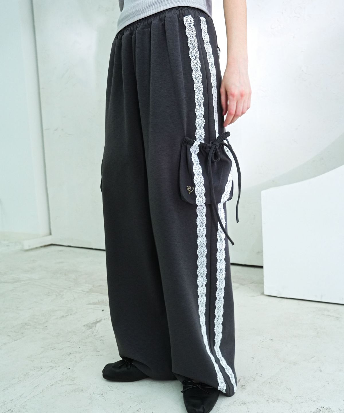 비바셔스(VIVACIOUS) Jenny Lace Track Wide Pants - 4COL