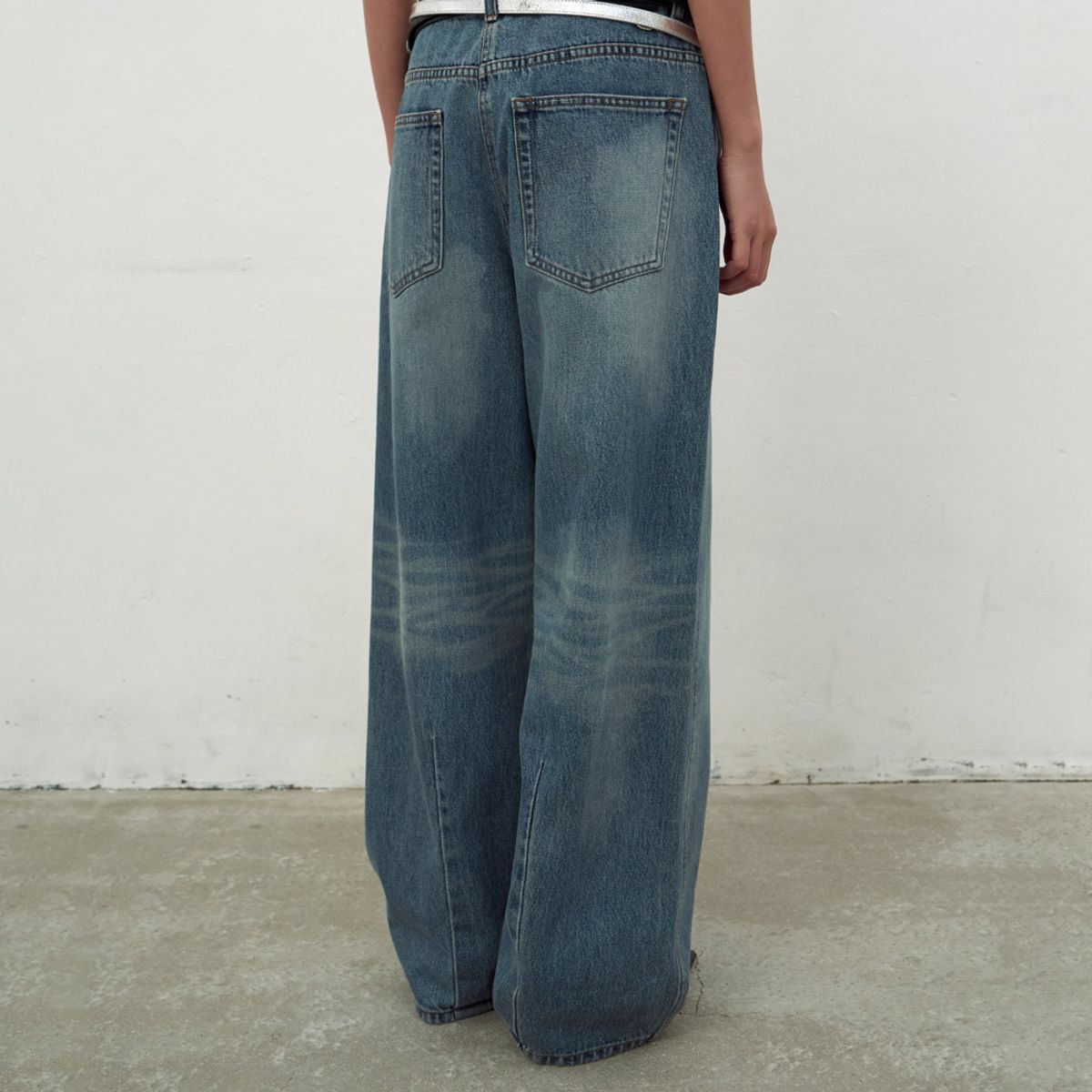 엘씨디씨티엠(LCDC™) BLUE WASHED DART DETAIL DENIM (BLUE)