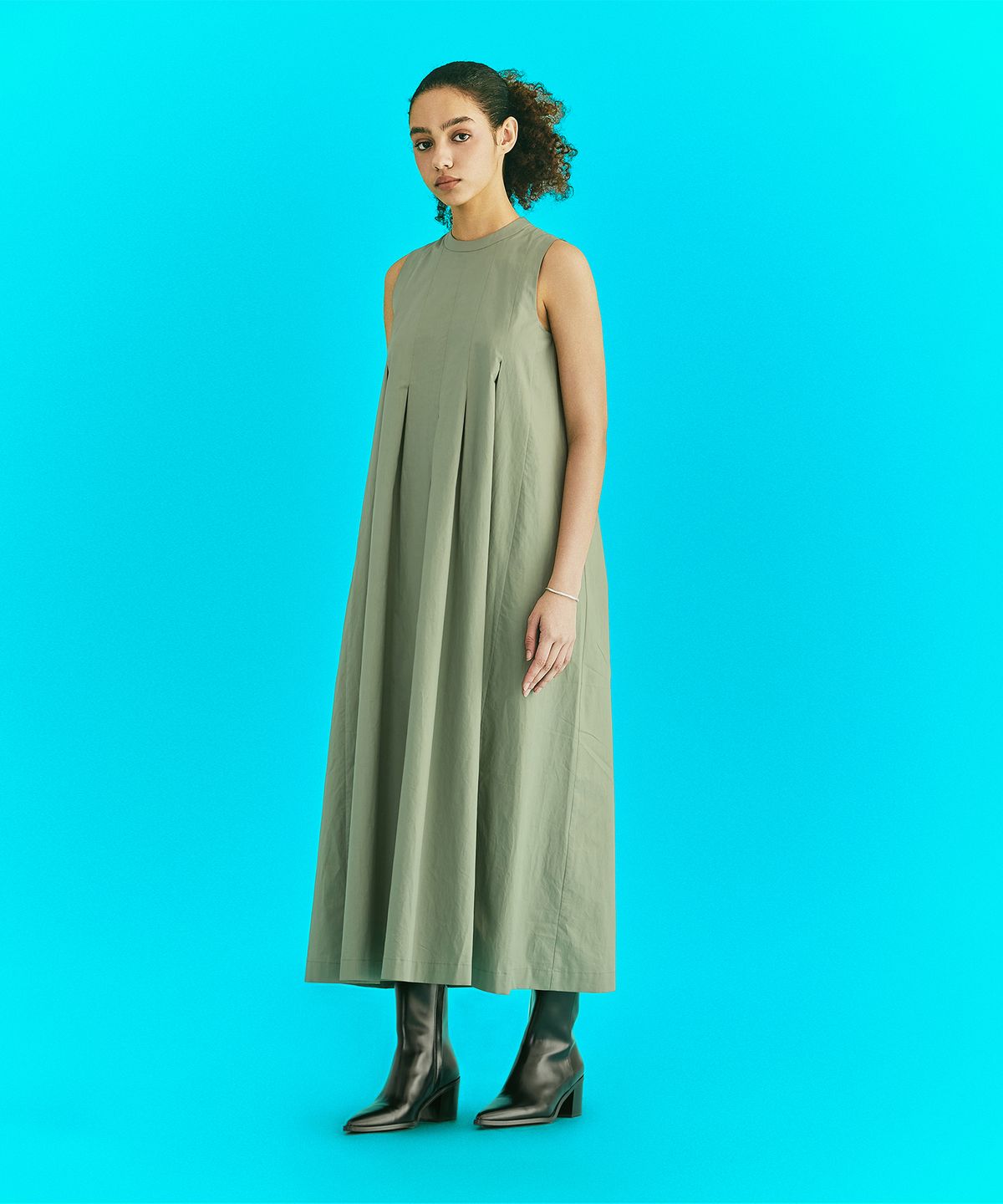 에르에르(ERER) Pleated Detail Dress Khaki
