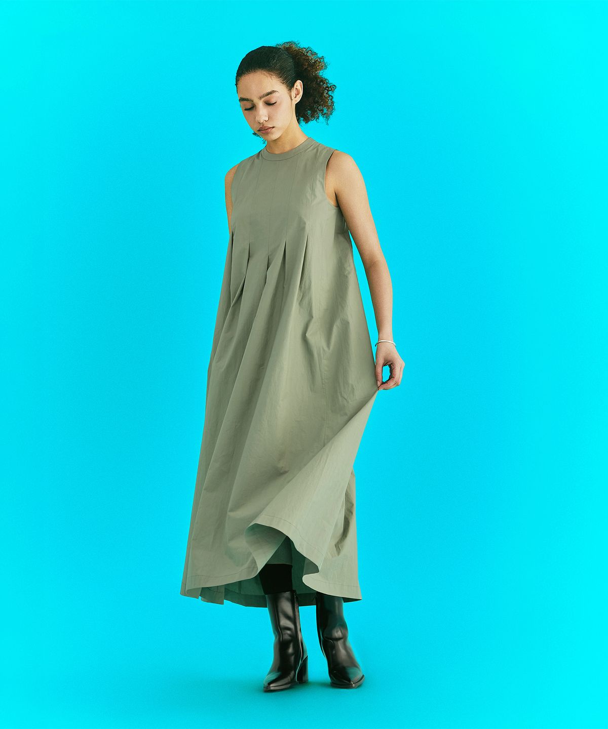 에르에르(ERER) Pleated Detail Dress Khaki