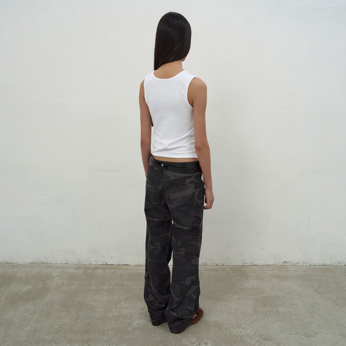 엘씨디씨티엠(LCDC™) SATIN FRILL SLEEVELESS TOP (WHITE)