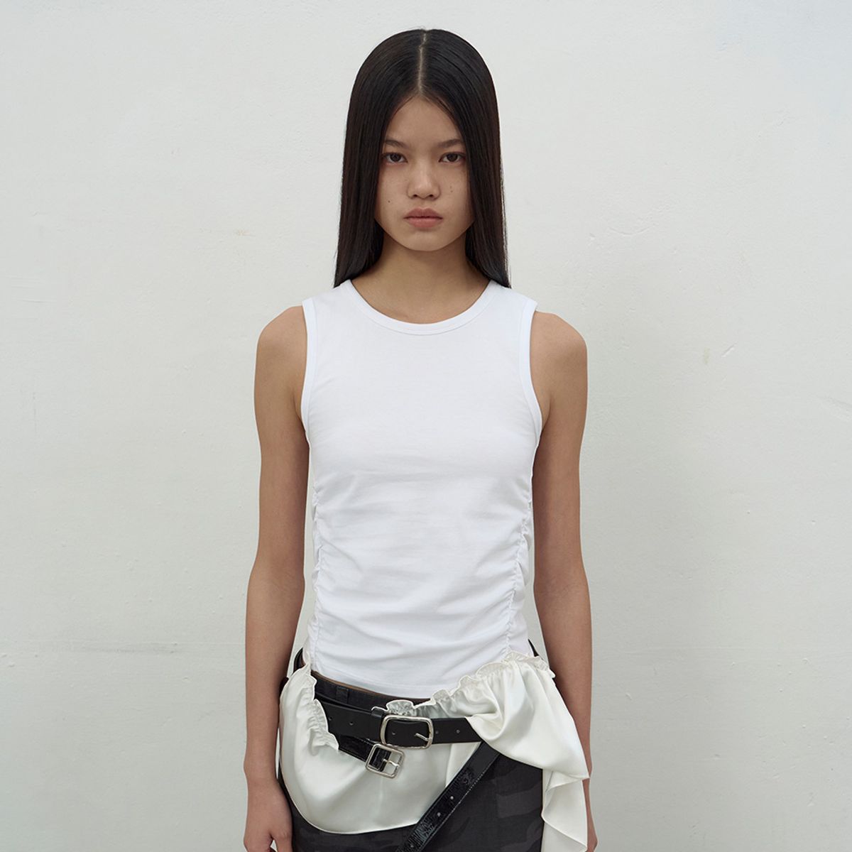 엘씨디씨티엠(LCDC™) SATIN FRILL SLEEVELESS TOP (WHITE)