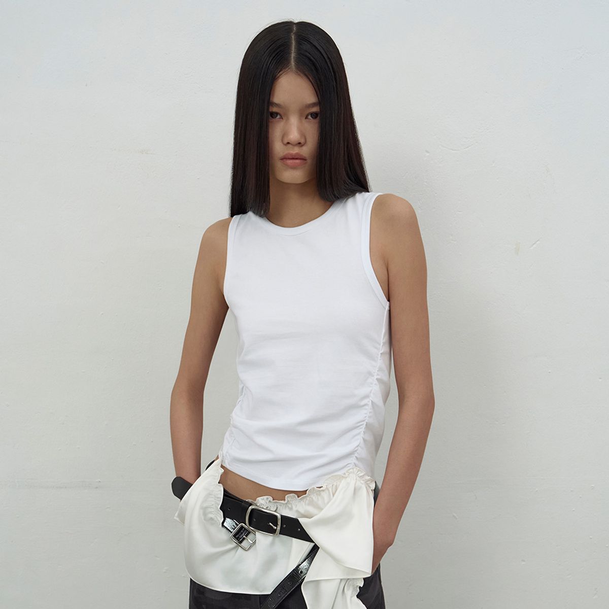 엘씨디씨티엠(LCDC™) SATIN FRILL SLEEVELESS TOP (WHITE)