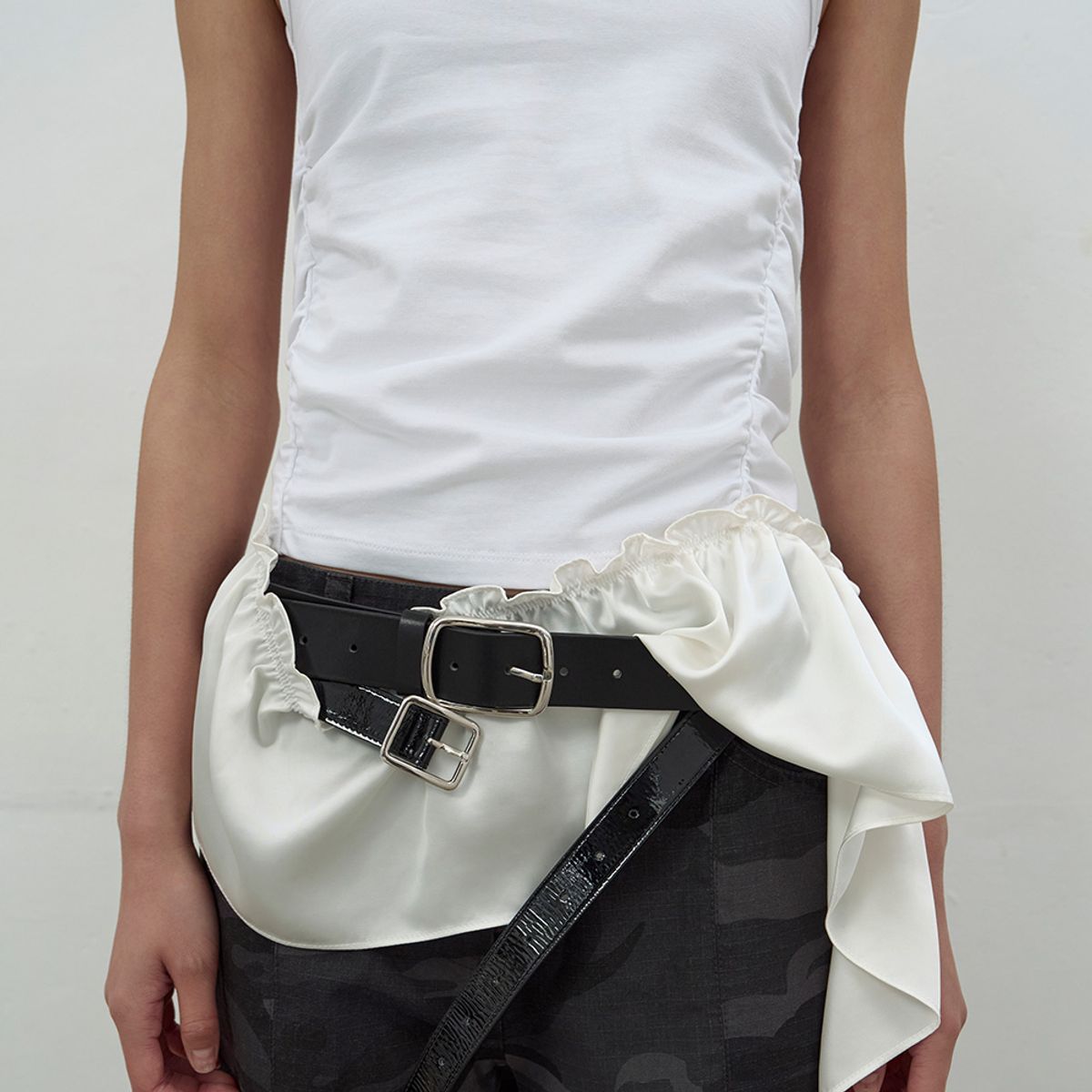 엘씨디씨티엠(LCDC™) SATIN FRILL SLEEVELESS TOP (WHITE)