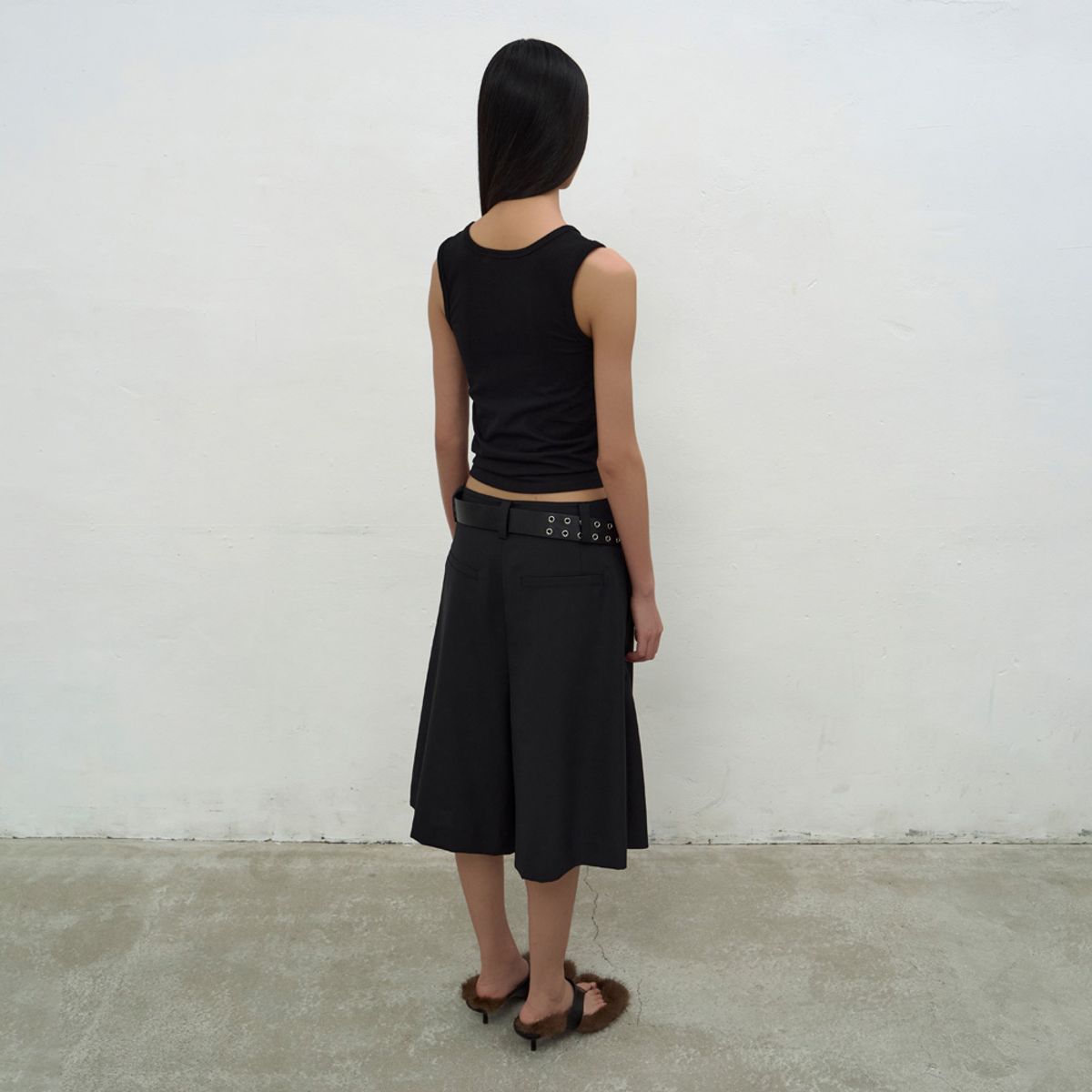 엘씨디씨티엠(LCDC™) SATIN FRILL SLEEVELESS TOP (BLACK)