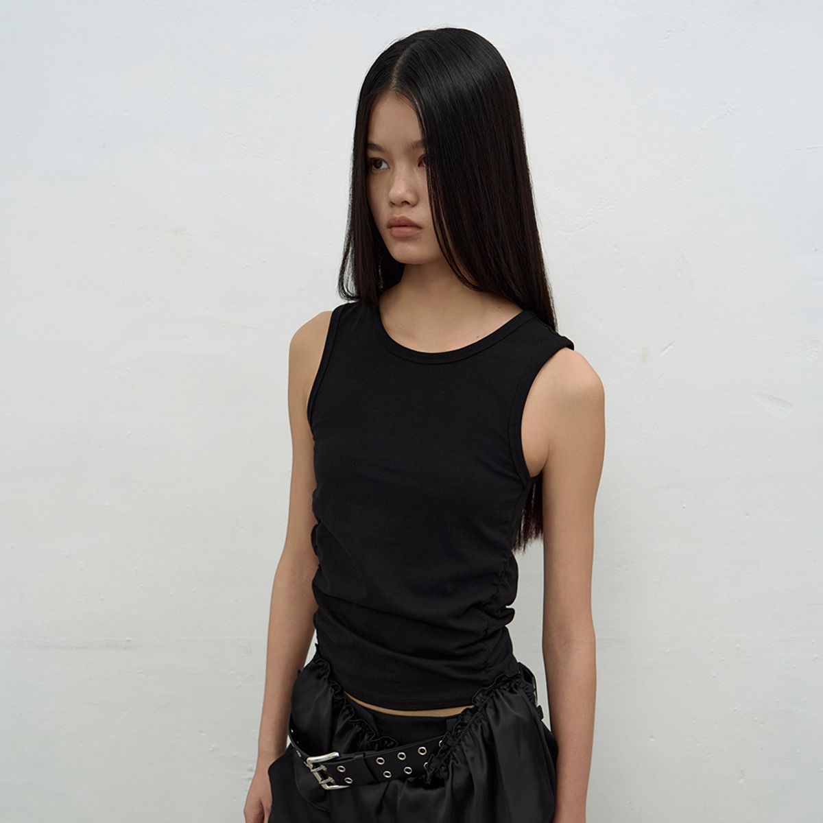 엘씨디씨티엠(LCDC™) SATIN FRILL SLEEVELESS TOP (BLACK)
