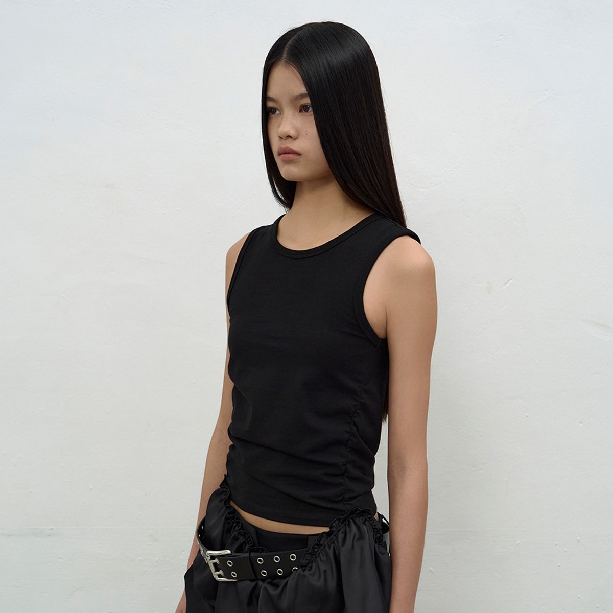 엘씨디씨티엠(LCDC™) SATIN FRILL SLEEVELESS TOP (BLACK)