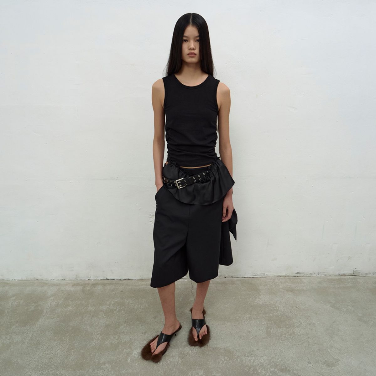 엘씨디씨티엠(LCDC™) SATIN FRILL SLEEVELESS TOP (BLACK)