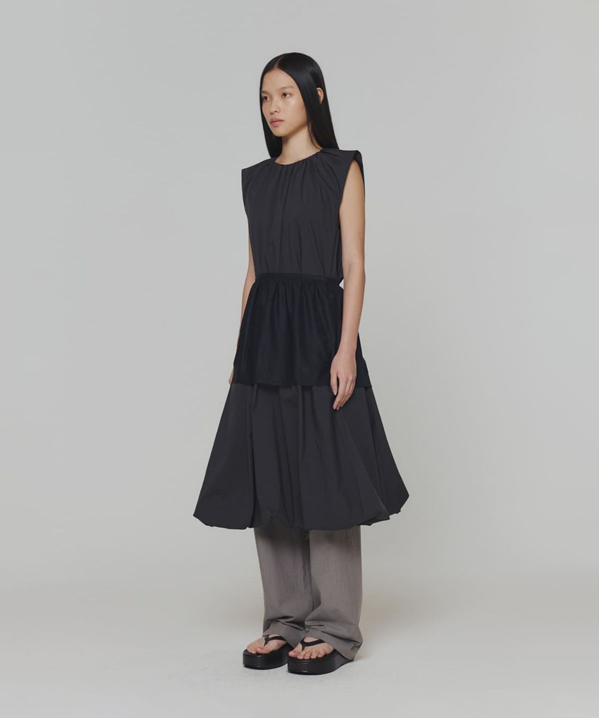 아모멘토(AMOMENTO) COTTON VOLUME SHIRRING DRESS_CHARCOAL