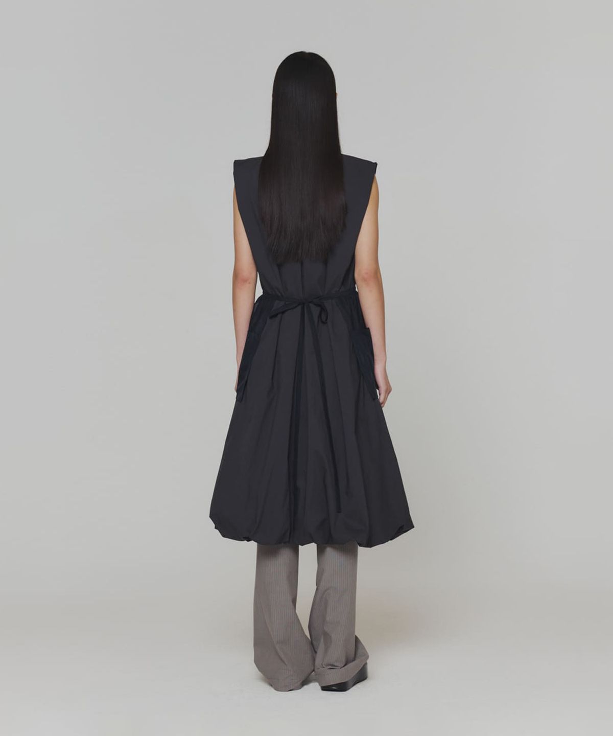 아모멘토(AMOMENTO) COTTON VOLUME SHIRRING DRESS_CHARCOAL