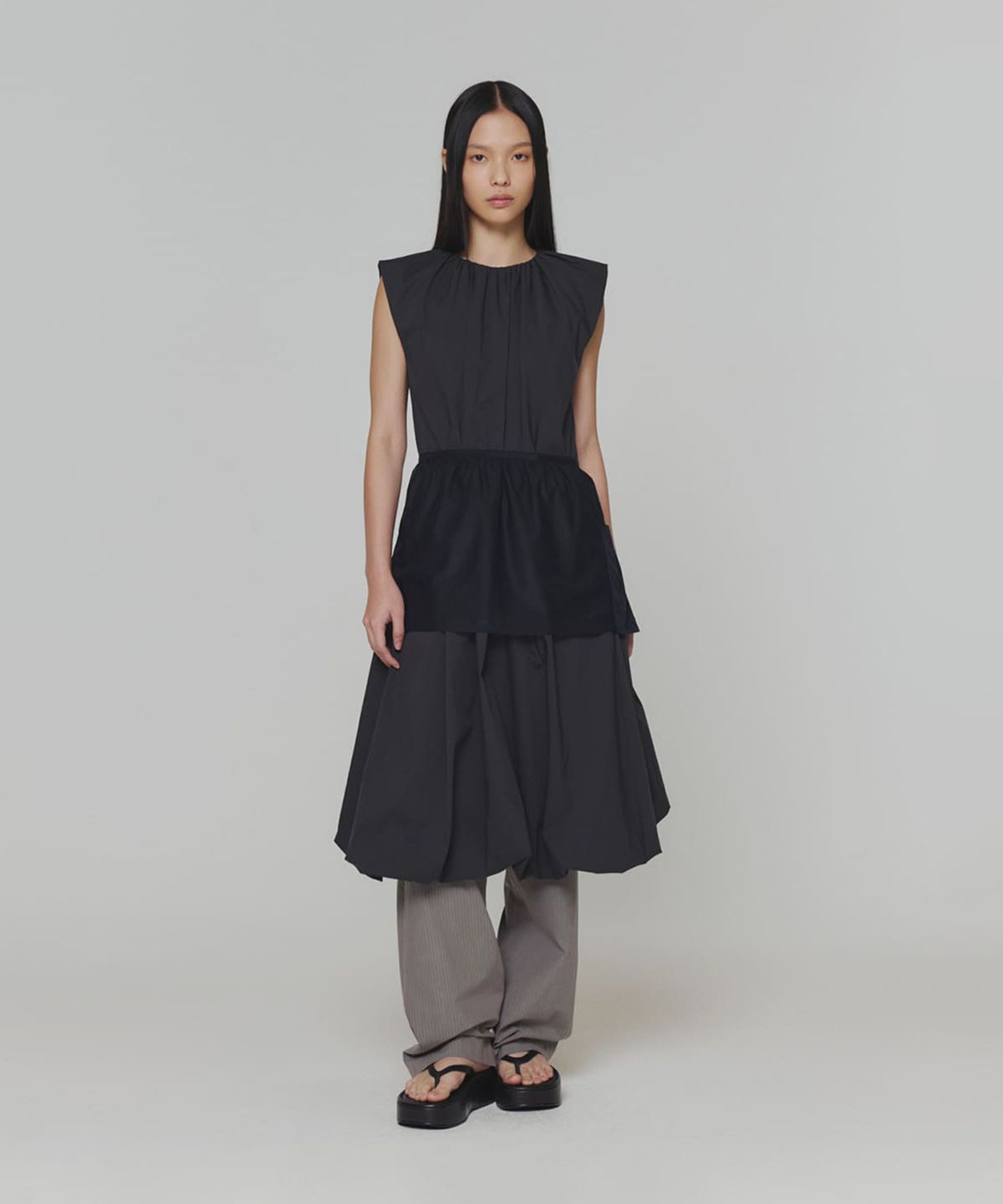 아모멘토(AMOMENTO) COTTON VOLUME SHIRRING DRESS_CHARCOAL
