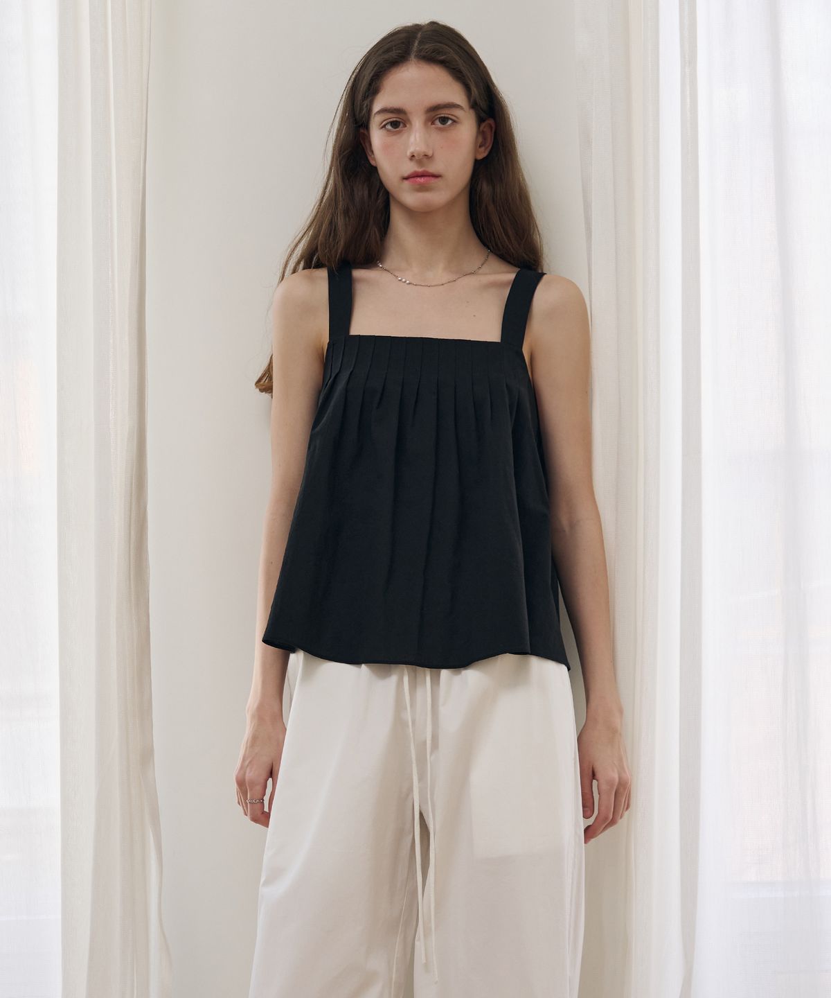 드로우핏 우먼(DRAWFIT WOMEN) 모데라토 플리츠 코튼 슬리브리스 블라우스 [WHITE]