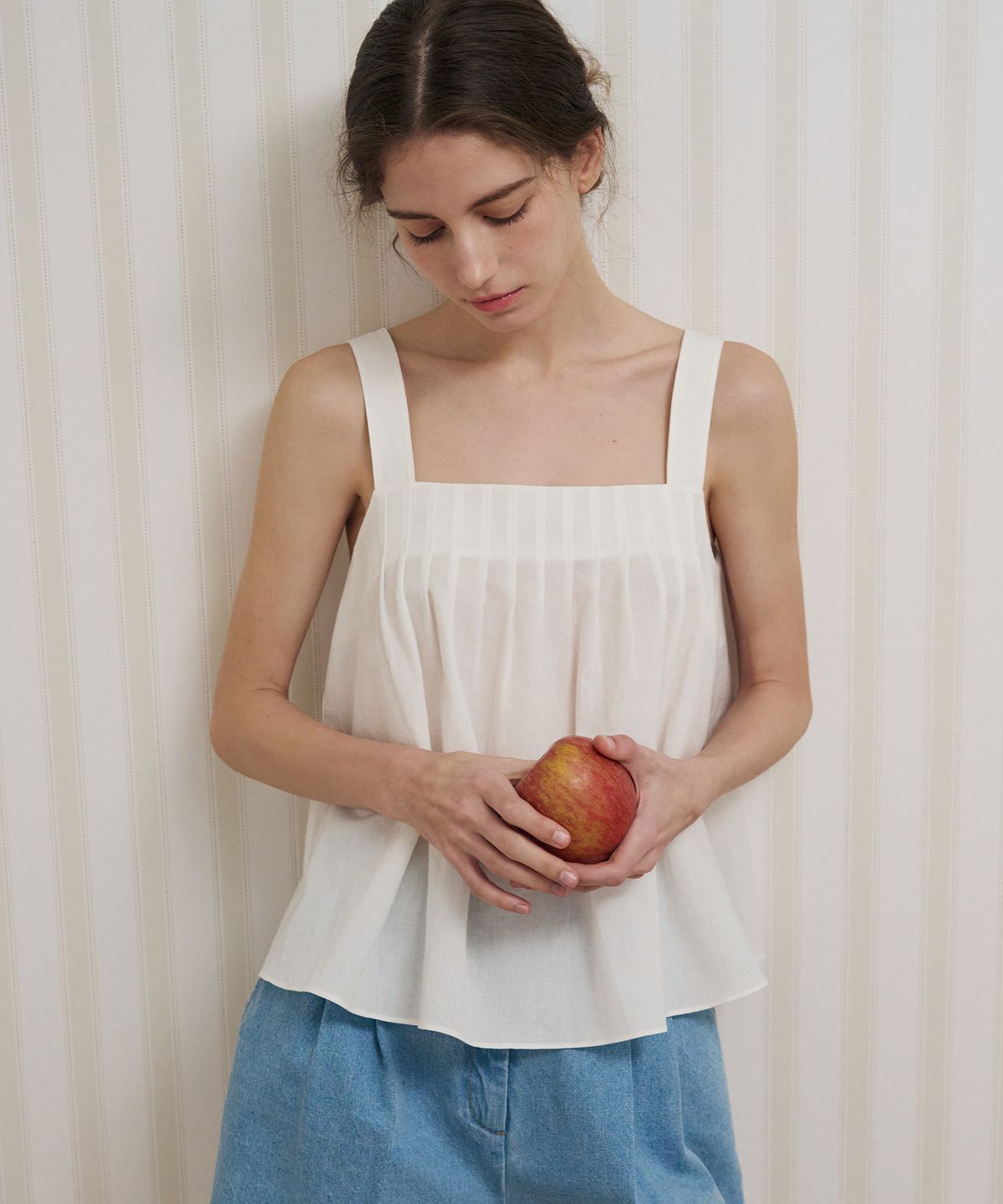 드로우핏 우먼(DRAWFIT WOMEN) 모데라토 플리츠 코튼 슬리브리스 블라우스 [WHITE]