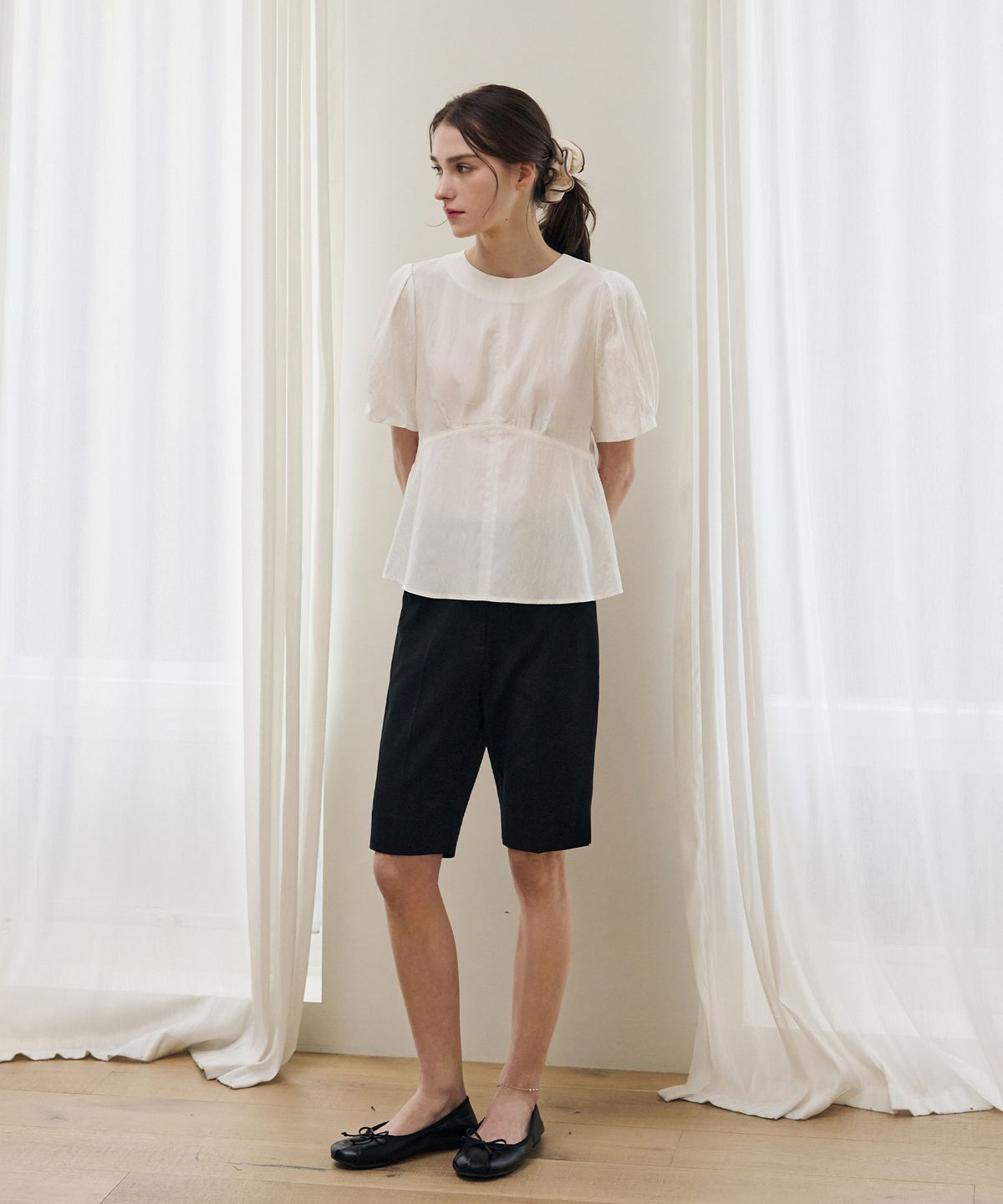 드로우핏 우먼(DRAWFIT WOMEN) 에델 퍼프 슬리브 반팔 블라우스 [IVORY]