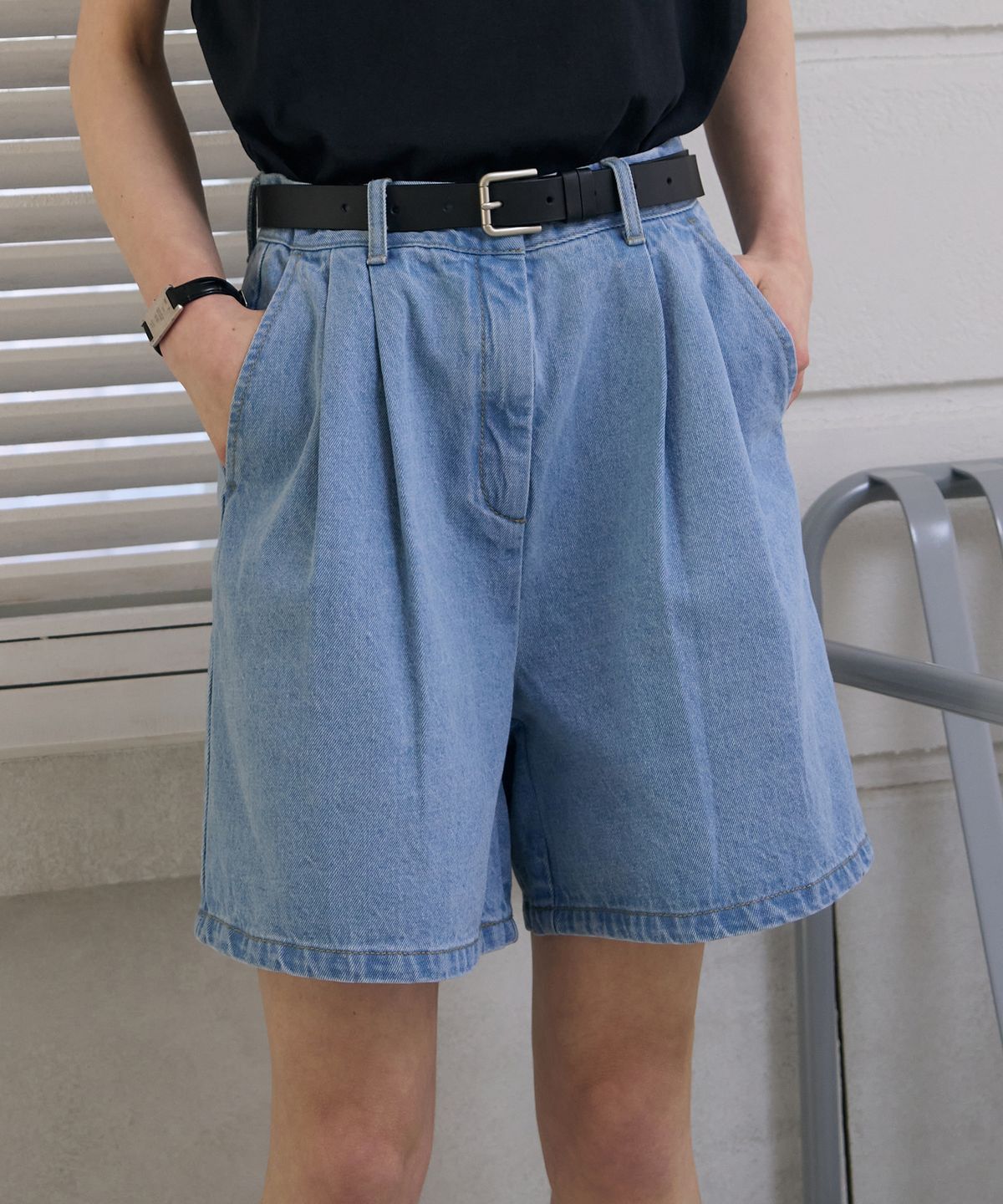 드로우핏 우먼(DRAWFIT WOMEN) 데님 투 턱 숏 팬츠 [LIGHT BLUE]
