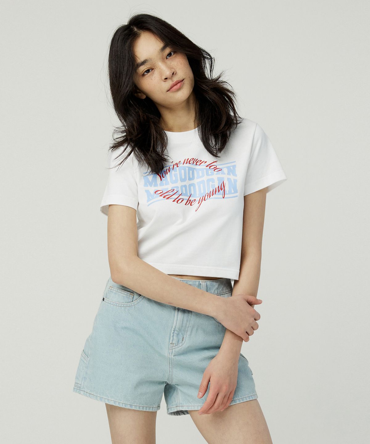 맥우드건(MAGOODGAN) 루디아 3622 페이머스세잉 슬림핏 오프화이트 크롭 반팔티