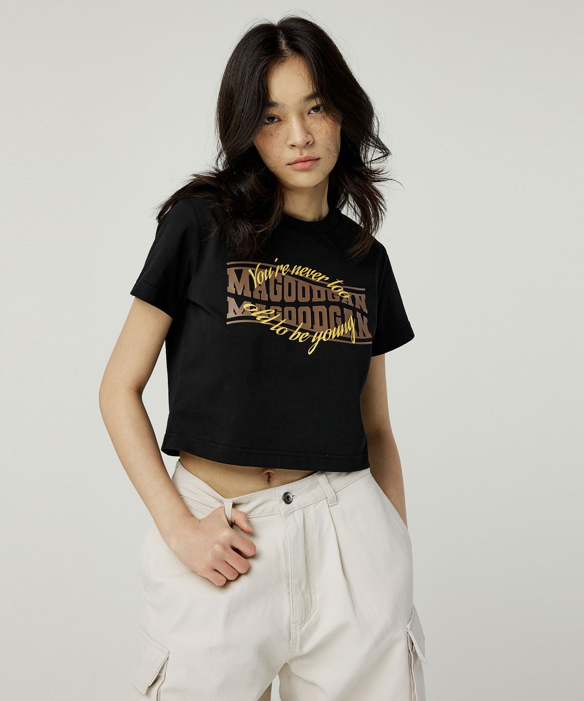 맥우드건(MAGOODGAN) 루디아 3622 페이머스세잉 슬림핏 블랙 크롭 반팔티
