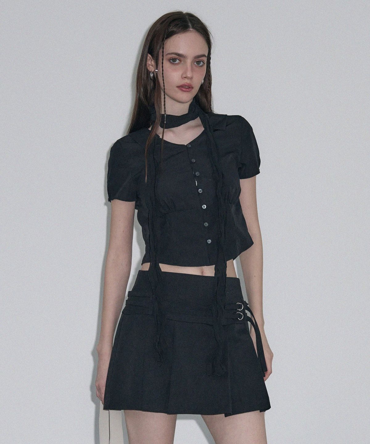 레더리(LEATHERY) 쥴리 브이넥 카라 블라우스 [WHITE]