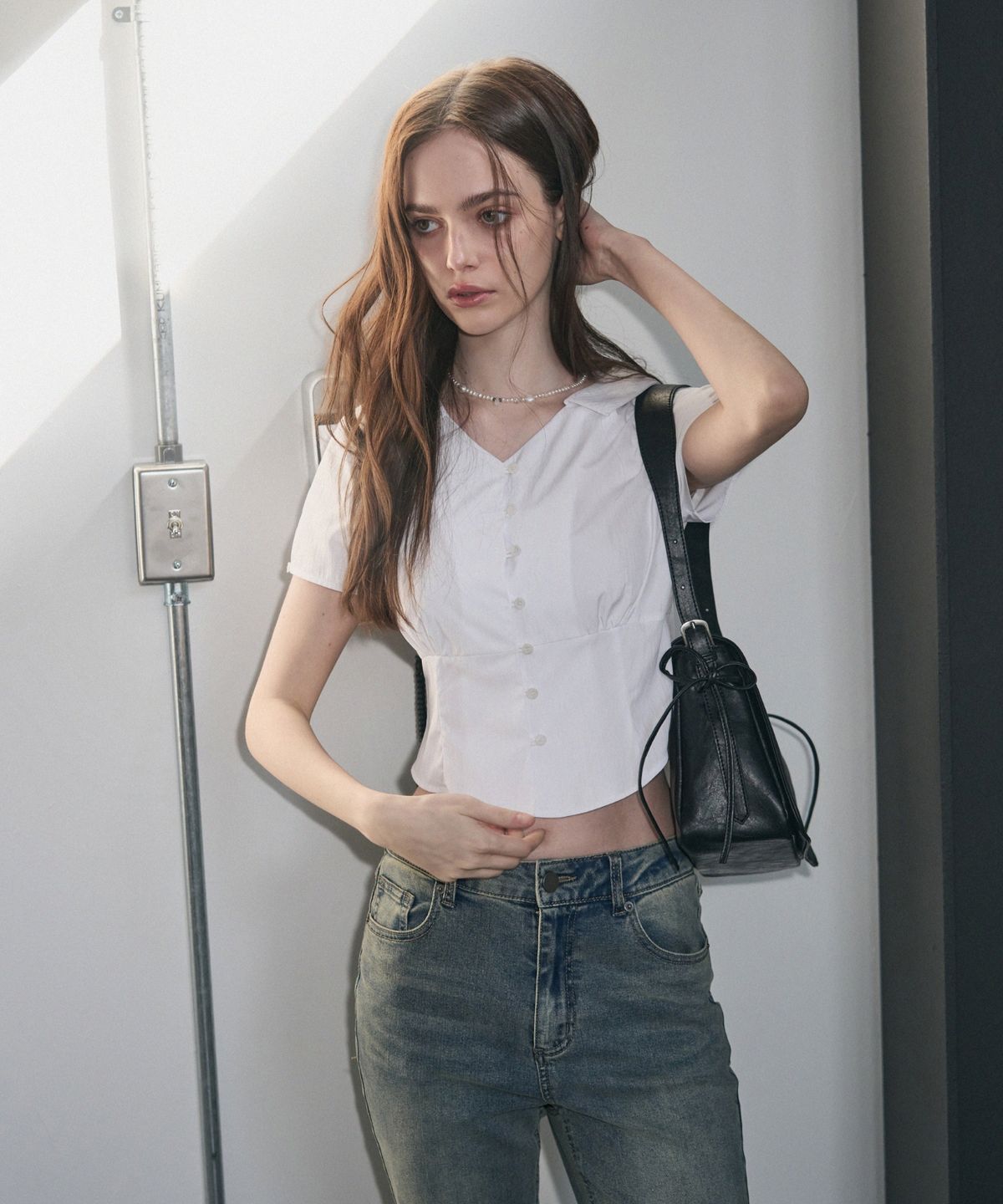레더리(LEATHERY) 쥴리 브이넥 카라 블라우스 [BLACK]