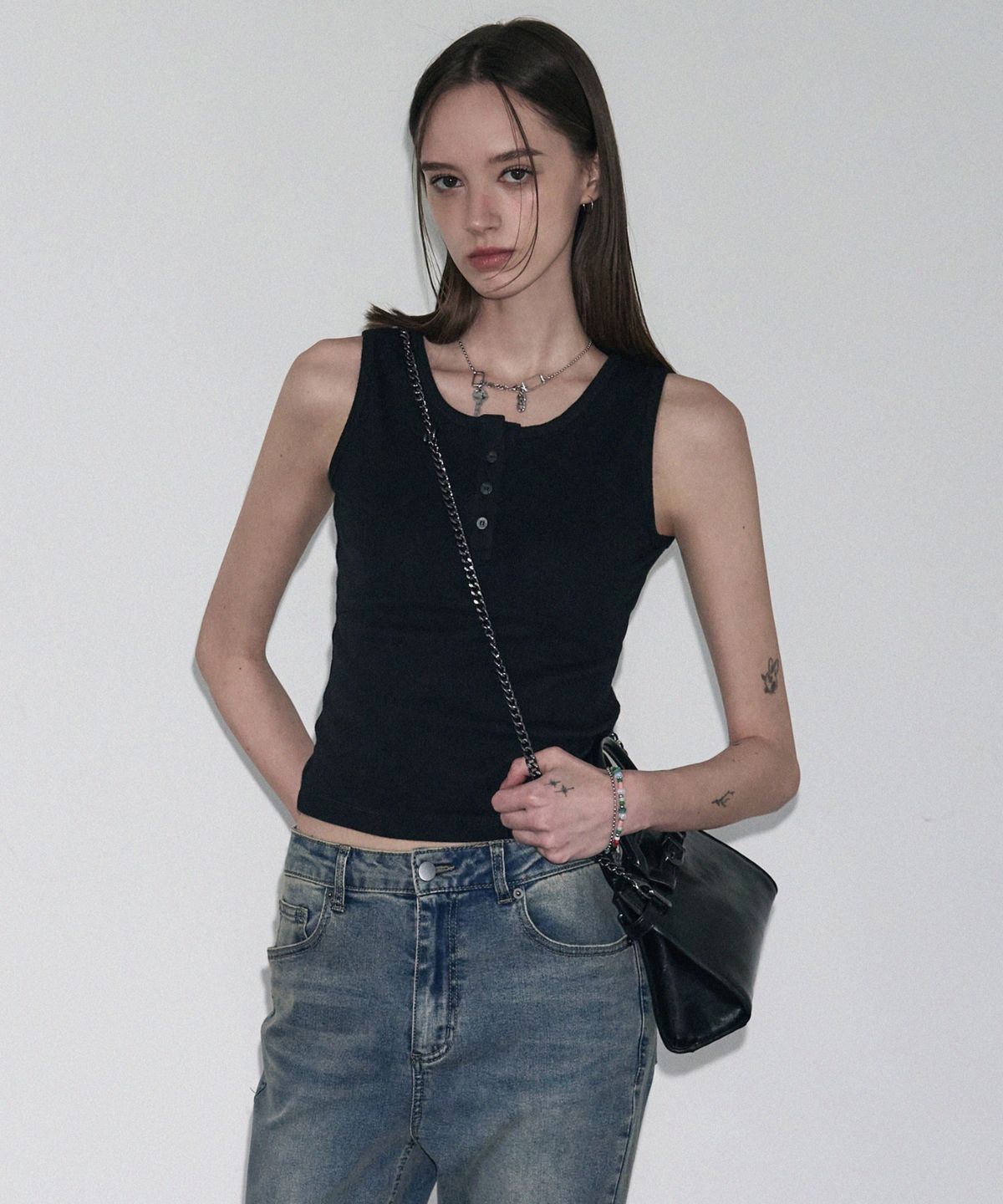 레더리(LEATHERY) 리브드 헨리넥 슬리브리스 [BLACK]