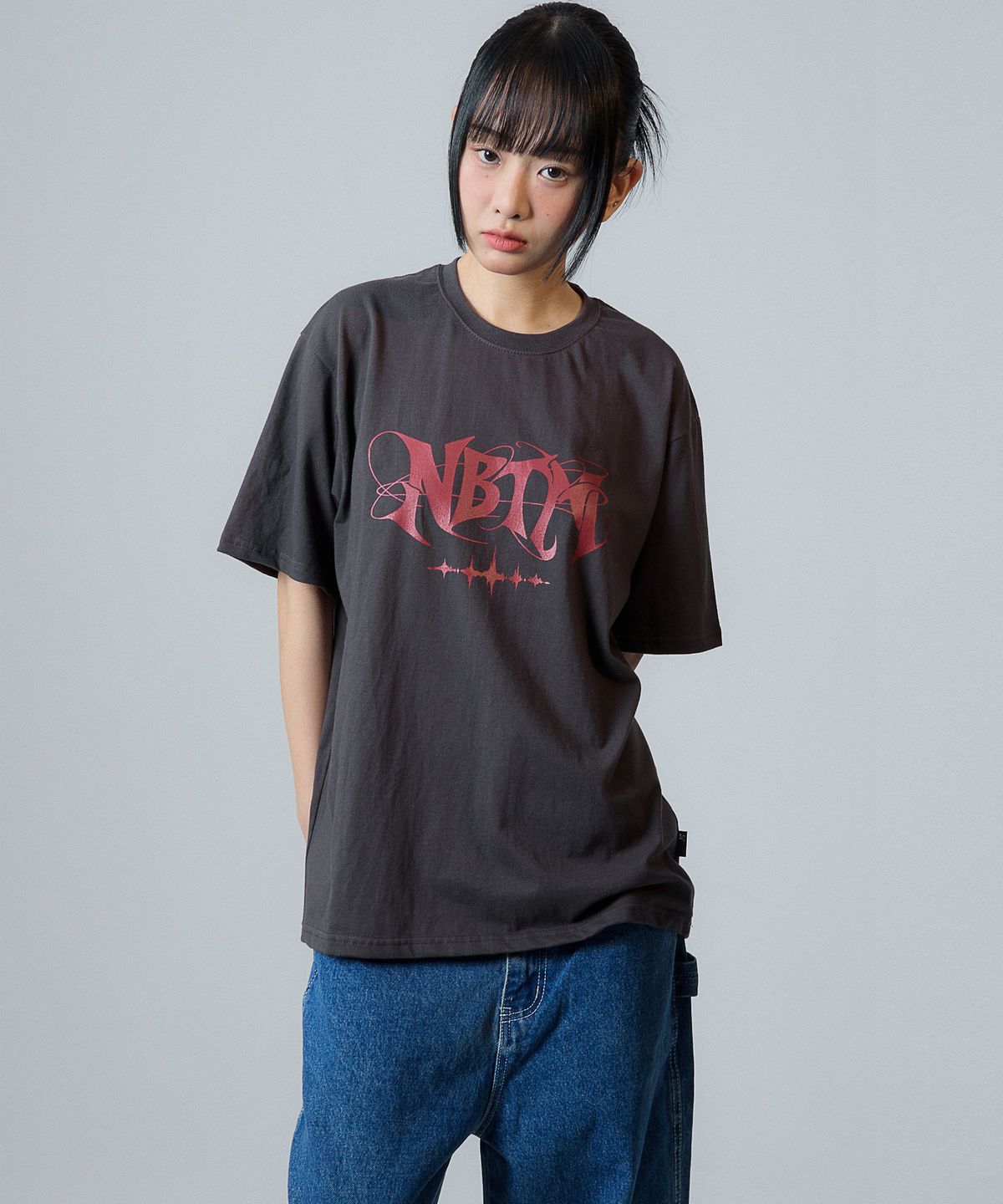 낫띵이즈베럴댄미(NOTHINGISBETTERTHANME) GALAXY LOGO TEE_charcoal