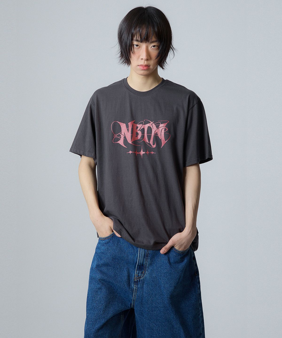 낫띵이즈베럴댄미(NOTHINGISBETTERTHANME) GALAXY LOGO TEE_charcoal