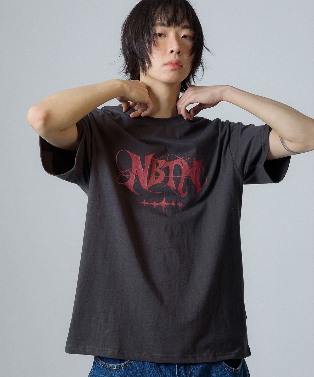 낫띵이즈베럴댄미(NOTHINGISBETTERTHANME) GALAXY LOGO TEE_charcoal