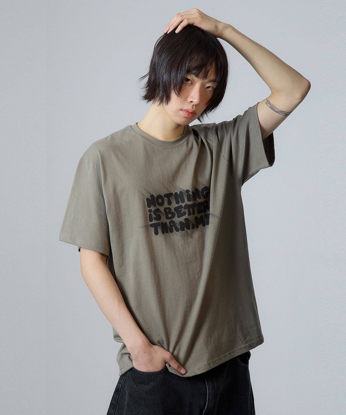 낫띵이즈베럴댄미(NOTHINGISBETTERTHANME) LIGHT LETTERING TEE_khaki