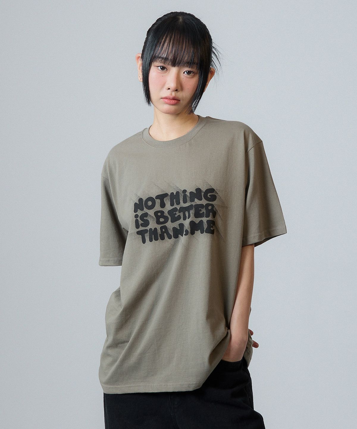 낫띵이즈베럴댄미(NOTHINGISBETTERTHANME) LIGHT LETTERING TEE_khaki