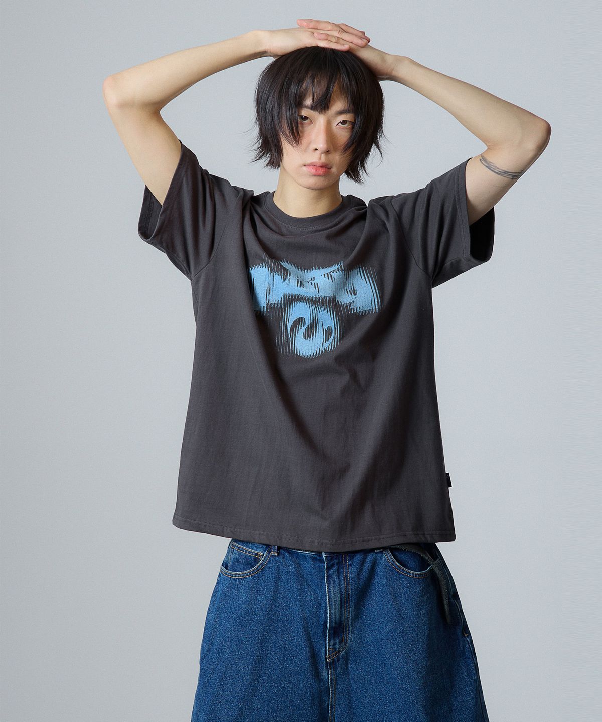 낫띵이즈베럴댄미(NOTHINGISBETTERTHANME) NBTM SYMBOL TEE_charcoal