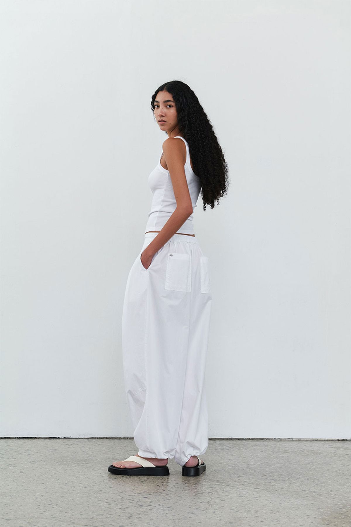 콥키노(KOBKINO) PARACHUTE PANTS (WHITE)- ESSENTIAL