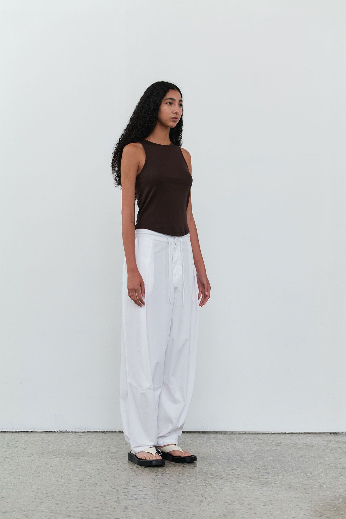 콥키노(KOBKINO) HALTER SLEEVELESS TOP (BROWN) - ESSENTIAL