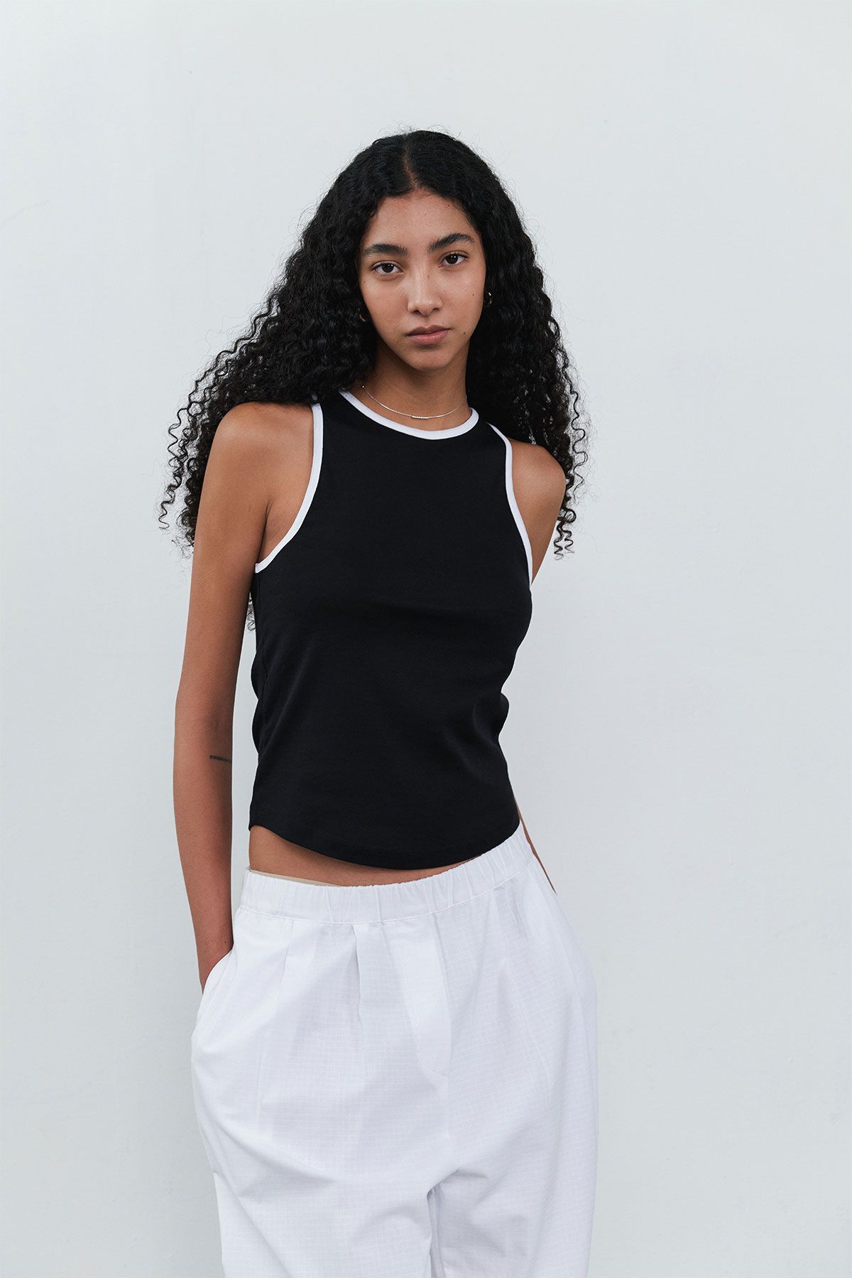 콥키노(KOBKINO) HALTER SLEEVELESS TOP (BLACK) - ESSENTIAL