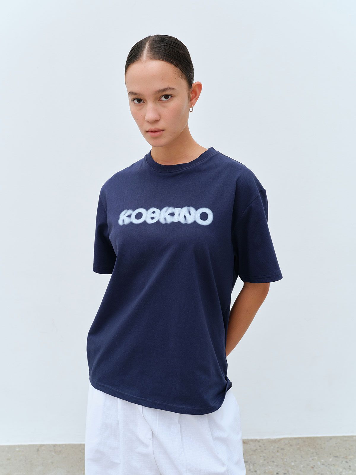 콥키노(KOBKINO) TYPO LOGO T-SHIRTS (NAVY)