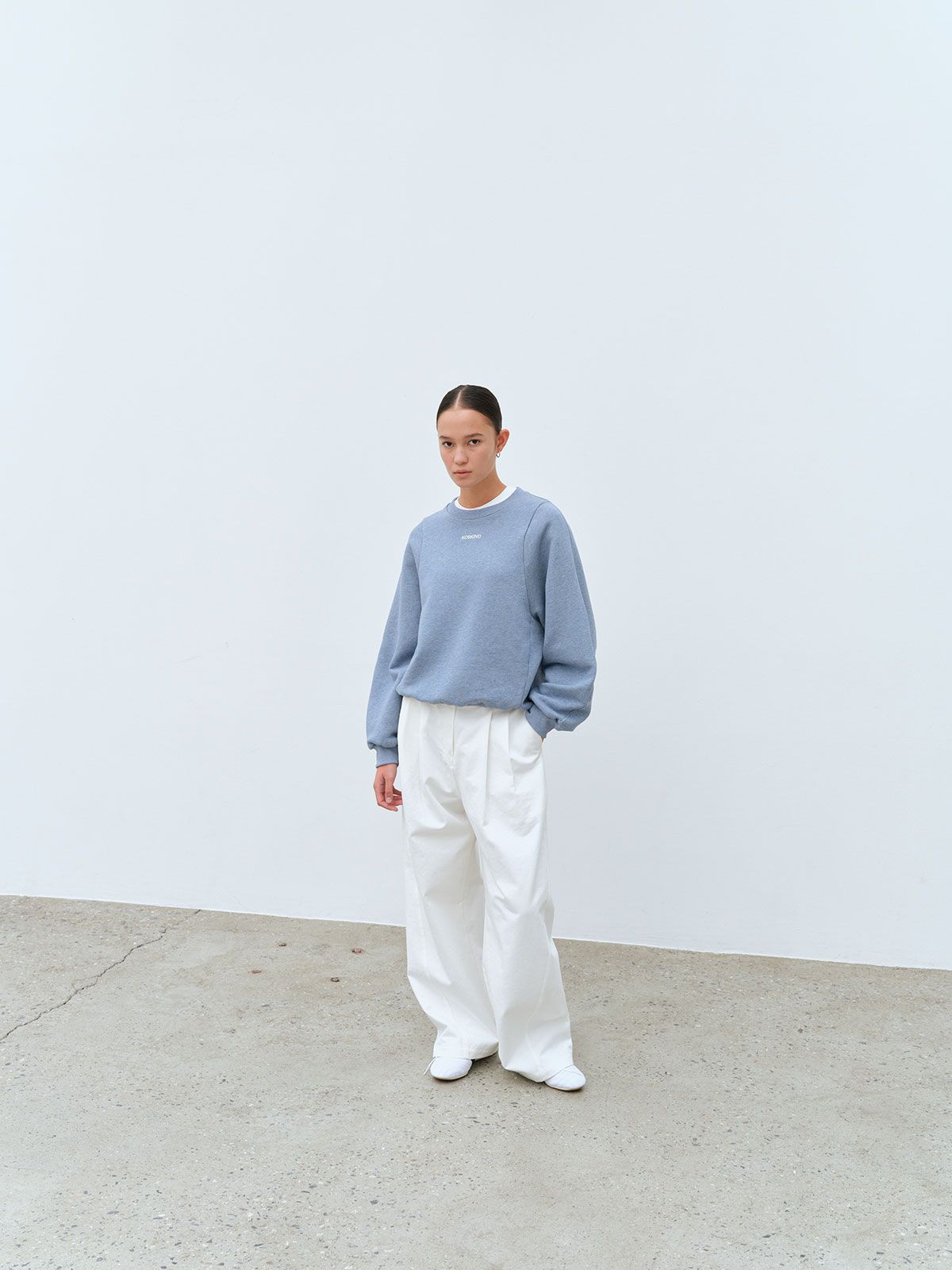 콥키노(KOBKINO) MELANGE CURVED SWEATSHIRT (LIGHT BLUE)