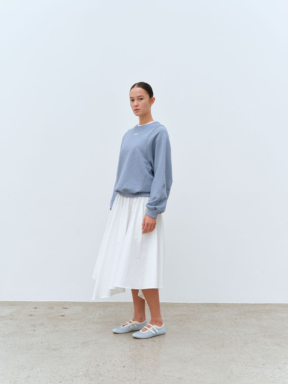 콥키노(KOBKINO) MELANGE CURVED SWEATSHIRT (LIGHT BLUE)