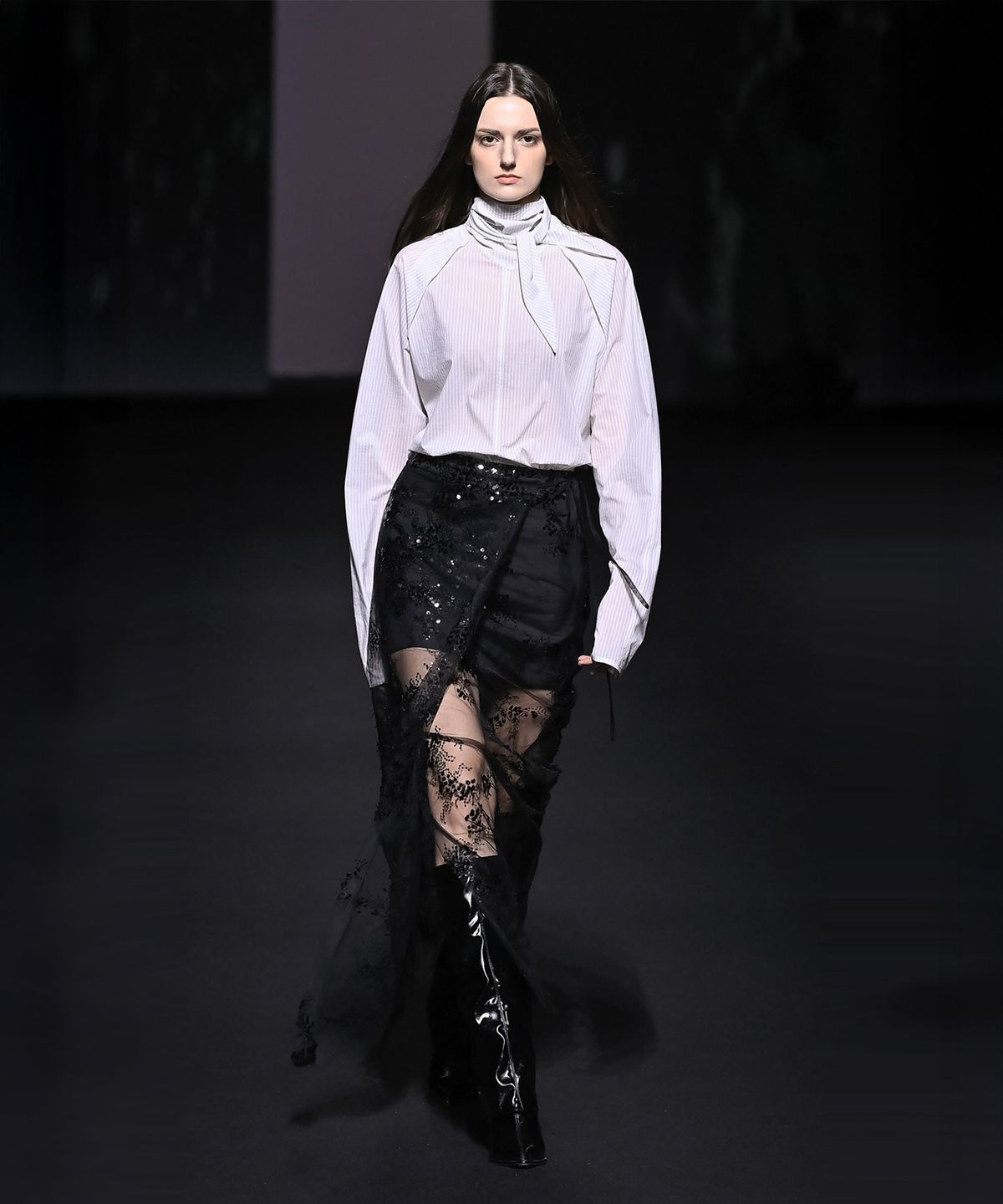 리이(RE RHEE) TIE-NECK STRIPPED BLOUSE