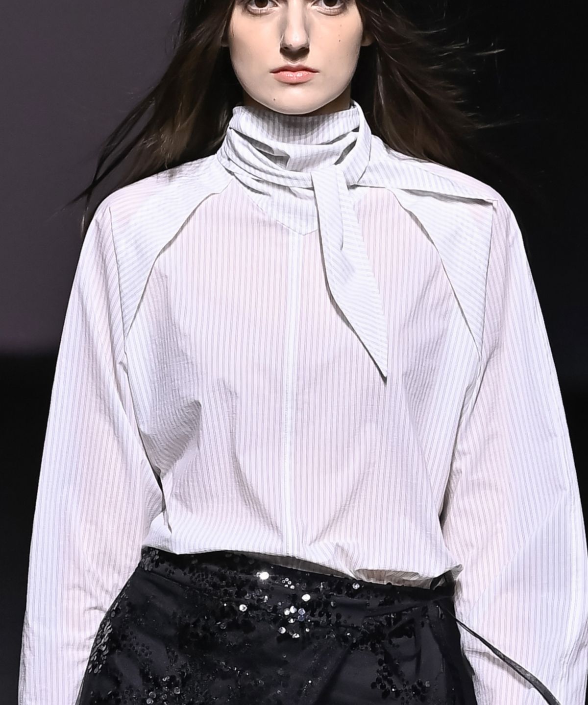 리이(RE RHEE) TIE-NECK STRIPPED BLOUSE