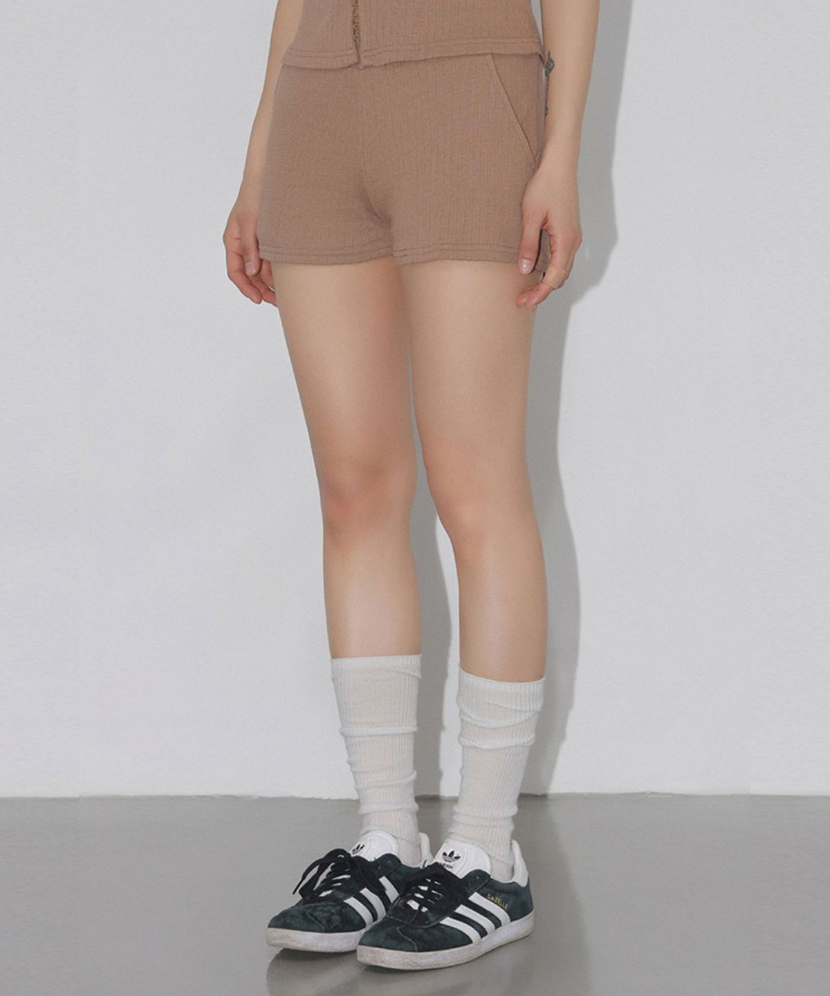 칙스(CHICKS) 골지 마이크로 쇼츠 브라운